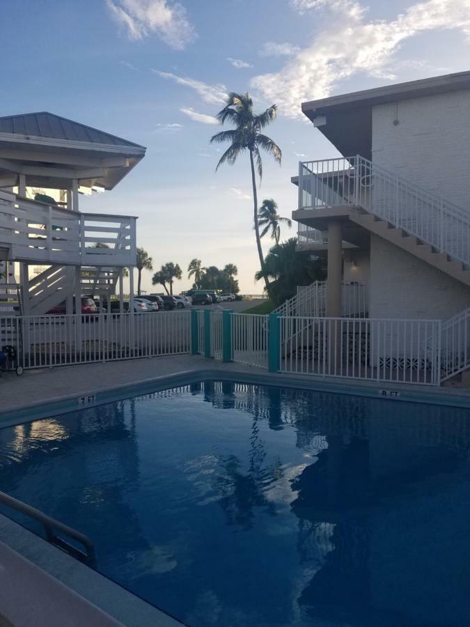 Carousel Beach Inn Fort Myers Beach Exterior photo