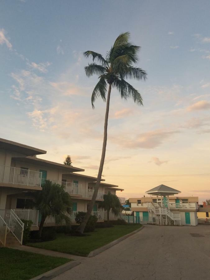 Carousel Beach Inn Fort Myers Beach Exterior photo